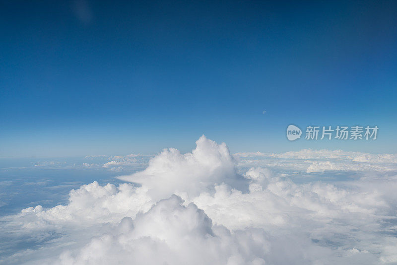 飞越云层