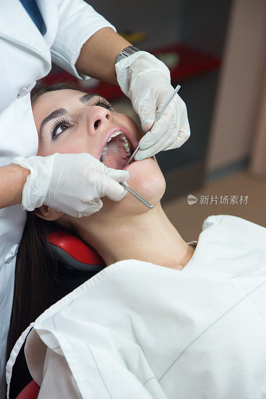 检查病人的牙齿
