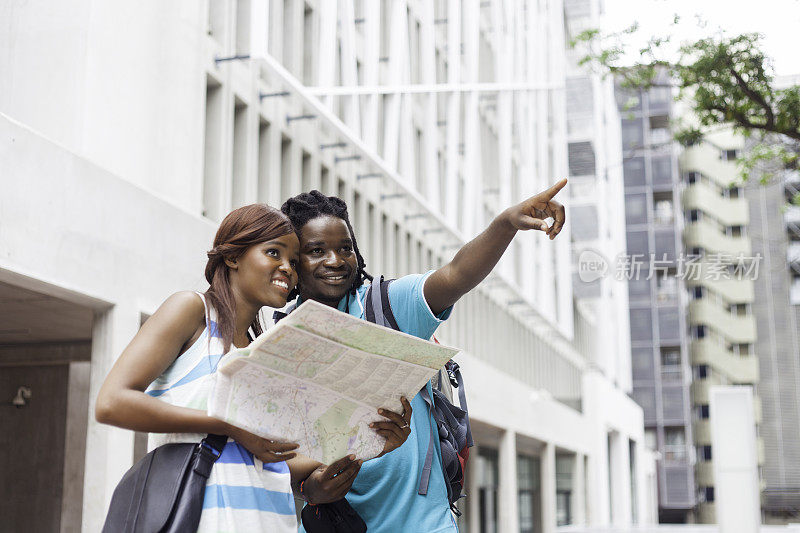 一个非洲男人给他女朋友看他们要去的地方。