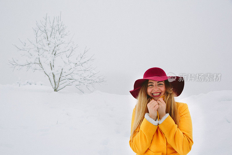 白雪路上的快乐女人