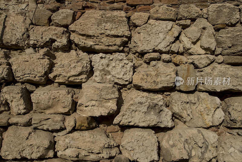 用石头砌成的旧墙