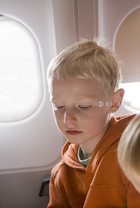 孩子坐在飞机上