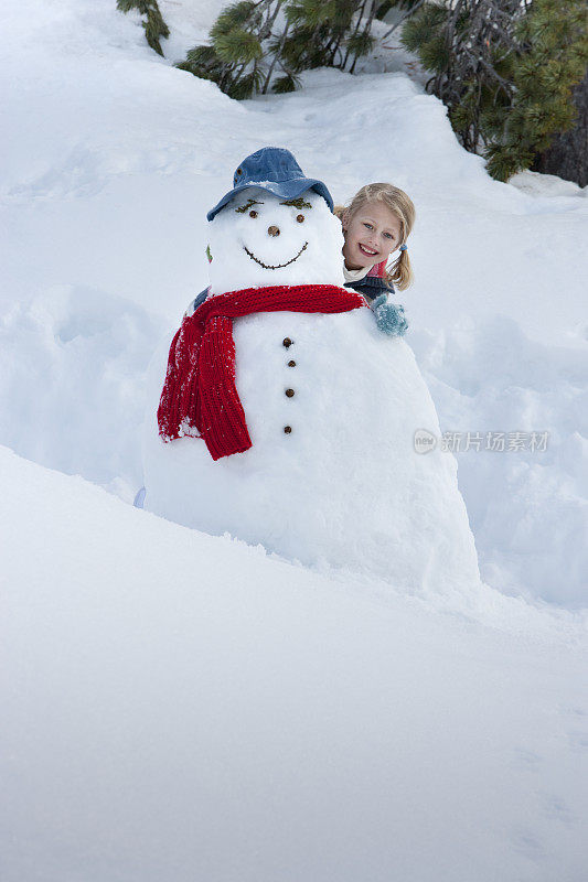 小女孩在玩雪人