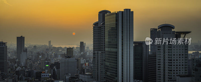 发光的日落未来的高层摩天大楼拥挤的城市景观全景日本大阪