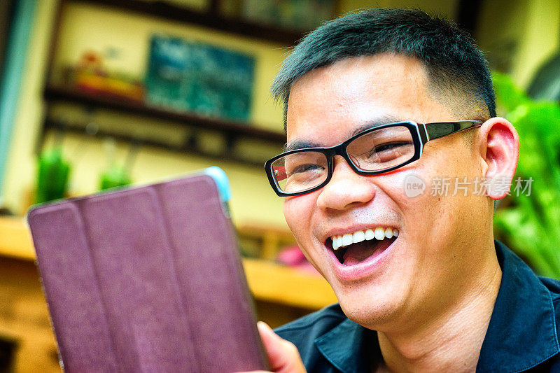中年越南男性近距离笑平板电脑