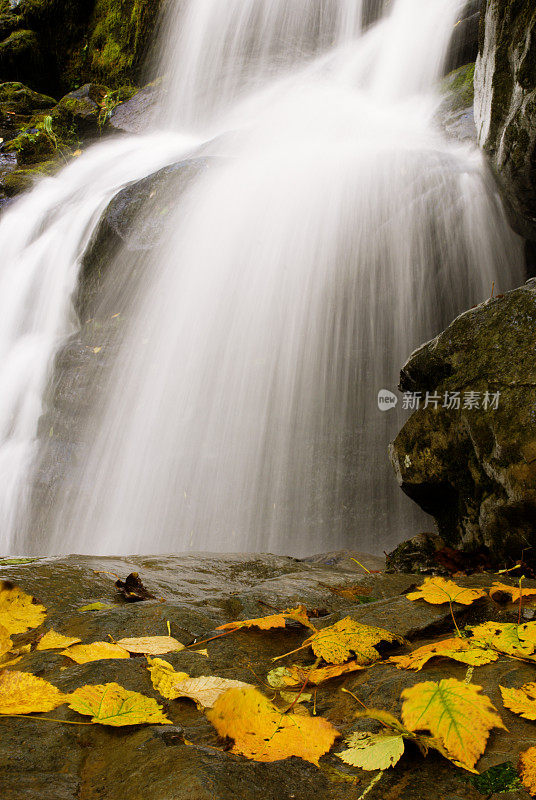 黑暗的空心Falls-Autumn