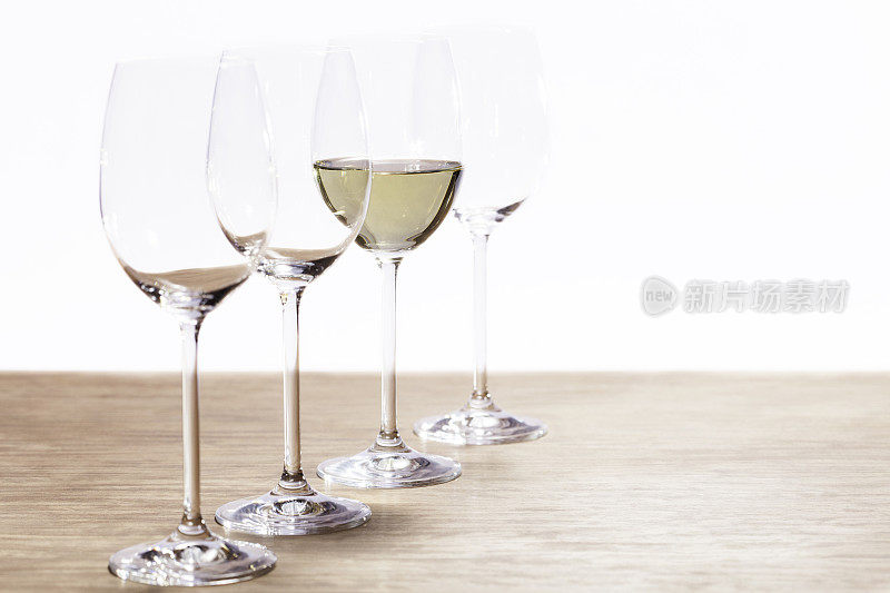 四个葡萄酒杯排成一排的侧视图