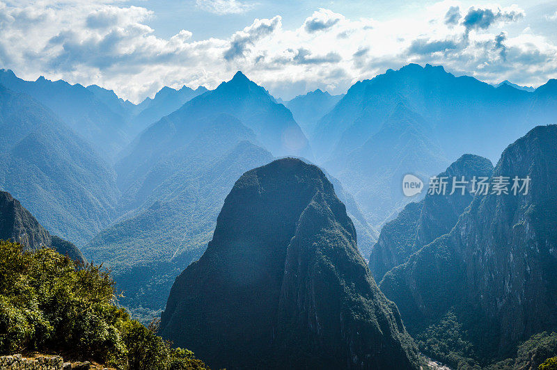 雄伟的秘鲁安第斯山脉由马丘比丘