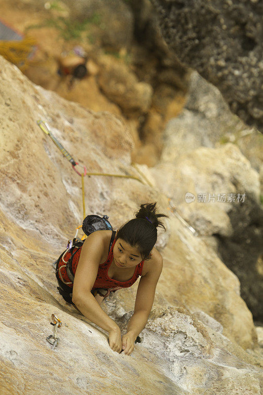 年轻女子rockclimbing