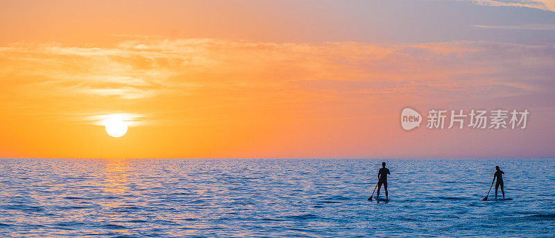 夫妇享受paddleboarding