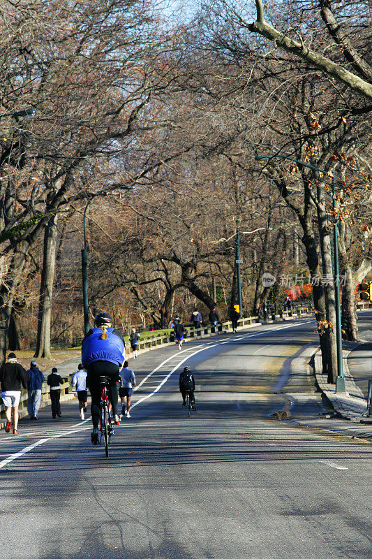 在中央公园骑自行车