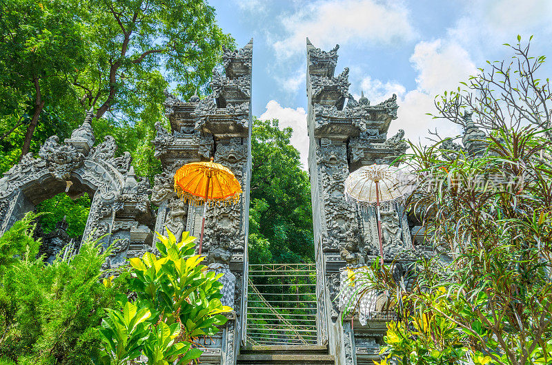 在印尼巴厘岛的印度教寺庙的门裂了