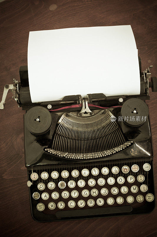 黑色老式打字机和白纸