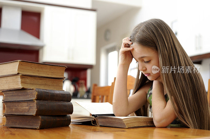 在家接受教育，在厨房里学习的年轻女孩