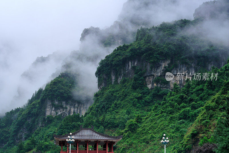 巍峨的山峦在云雨之中