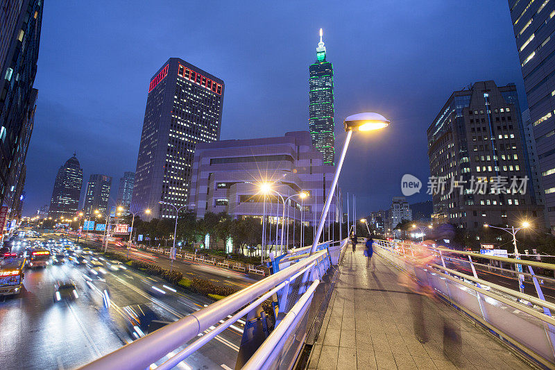 在雨中行走的台北乘客