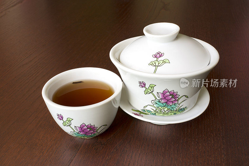 中国瓷质茶具，木桌荷花画