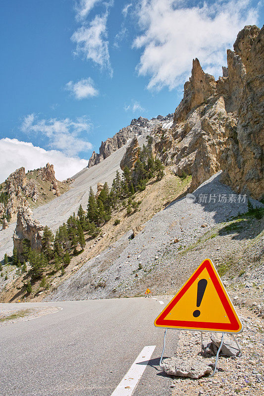 阿尔卑斯山上通往伊佐德上校的山路上有“注意”标志
