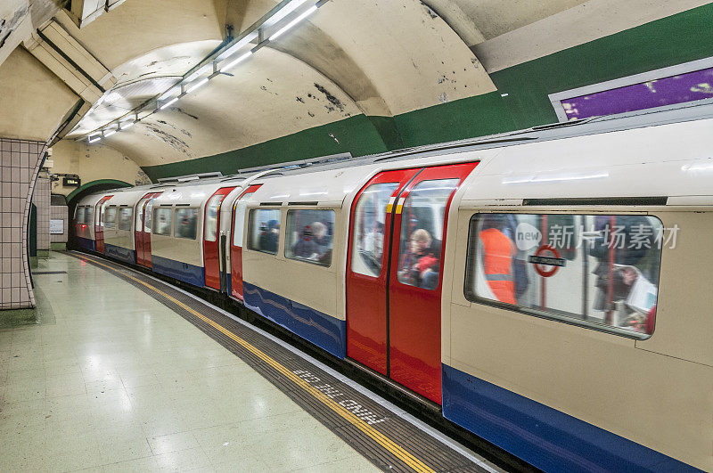 伦敦地铁车站和火车