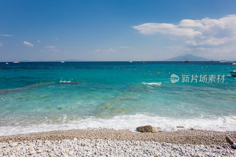 从卡普里岛海滩看维苏维奥山