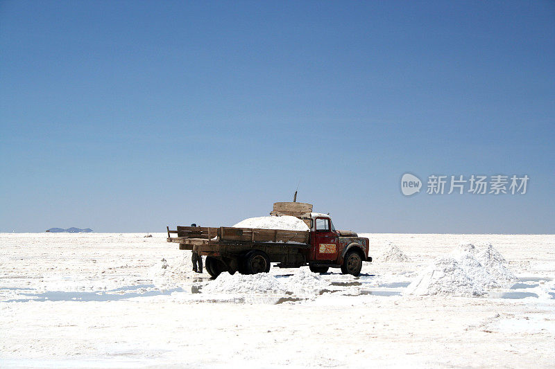 玻利维亚乌尤尼盐沙漠里的卡车