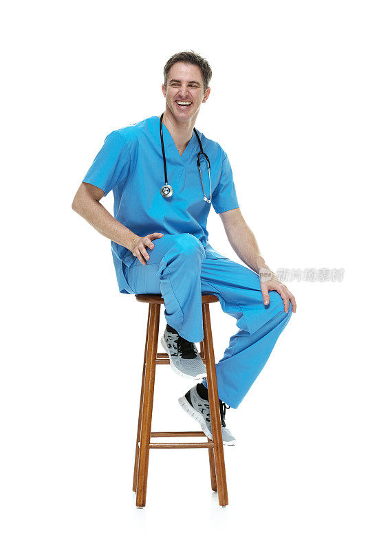 外科医生坐在凳子上