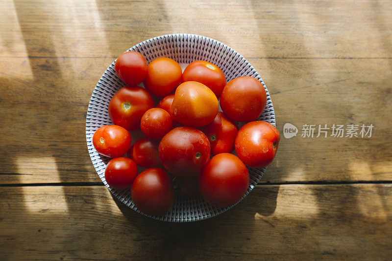 一碗自家刚摘的没洗过的西红柿