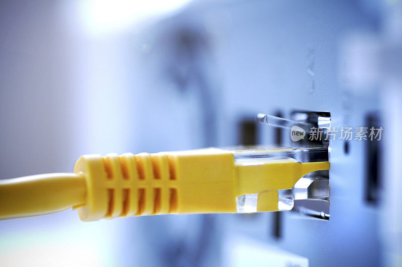 计算机中的连接电缆，可用于因特网连接