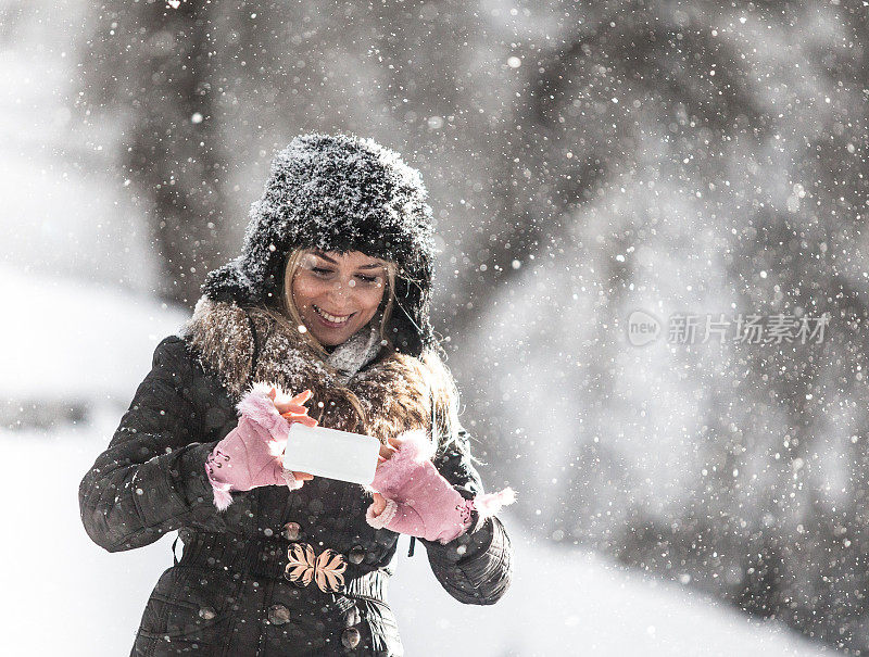 女孩在寒冷的冬天和雪中玩耍