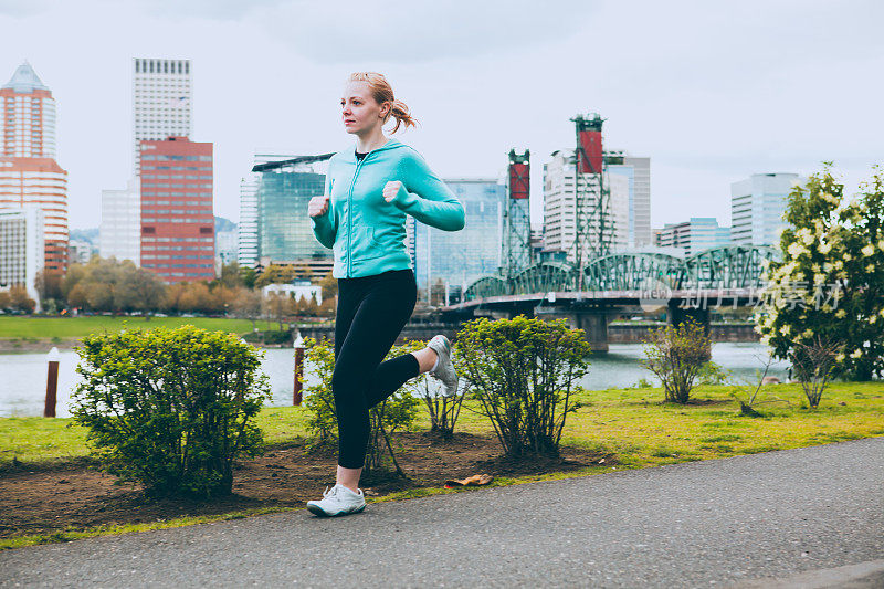 年轻女子慢跑跑步在城市里进行锻炼