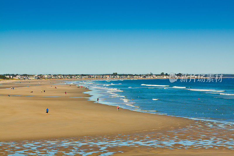 缅因州Ogunquit海滩和海浪。湛蓝的天空。