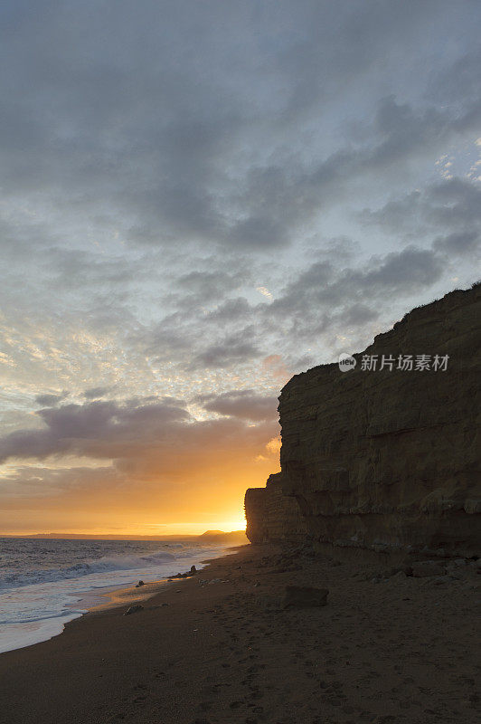 英国多塞特海滩上美丽的日落