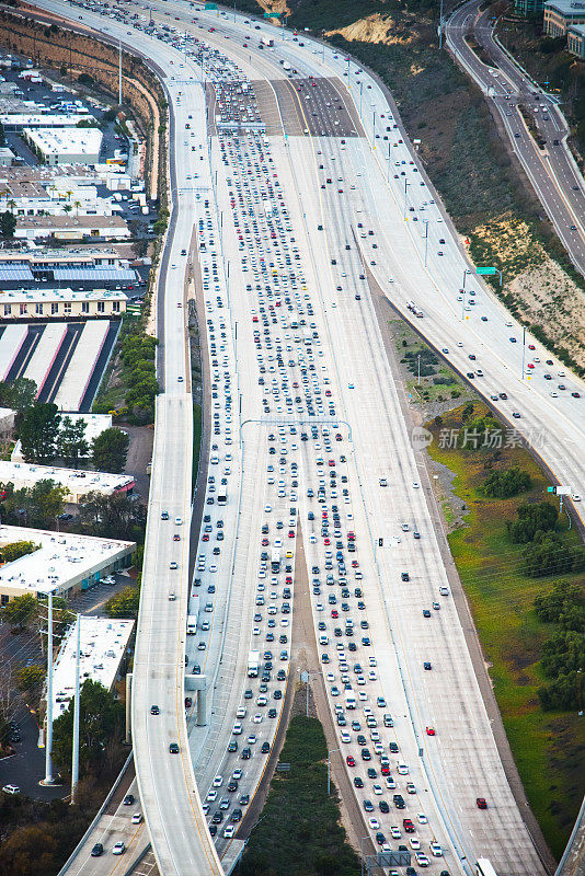 鸟瞰图的高速公路交通堵塞