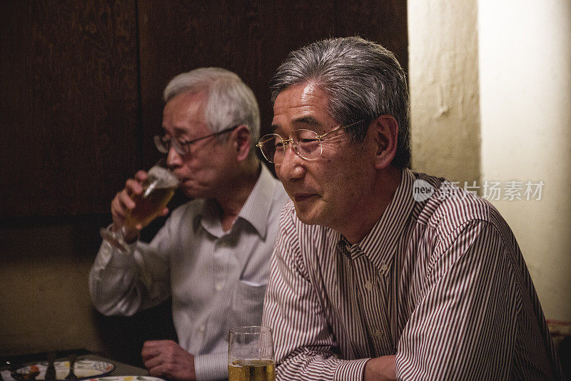 两位老人在一个晚宴上