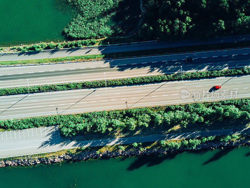 俯瞰湖面上的道路