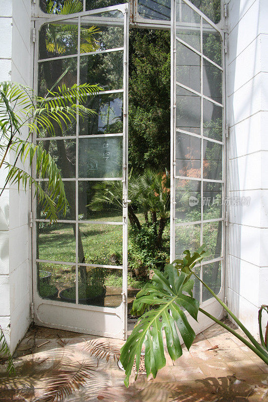 温室的门开了。意大利卡塞塔皇宫