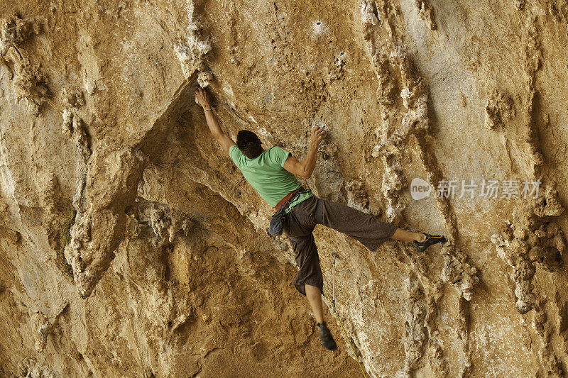 男人rockclimbing