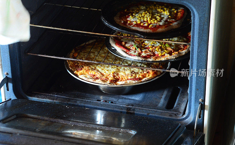 烤箱里有三个披萨
