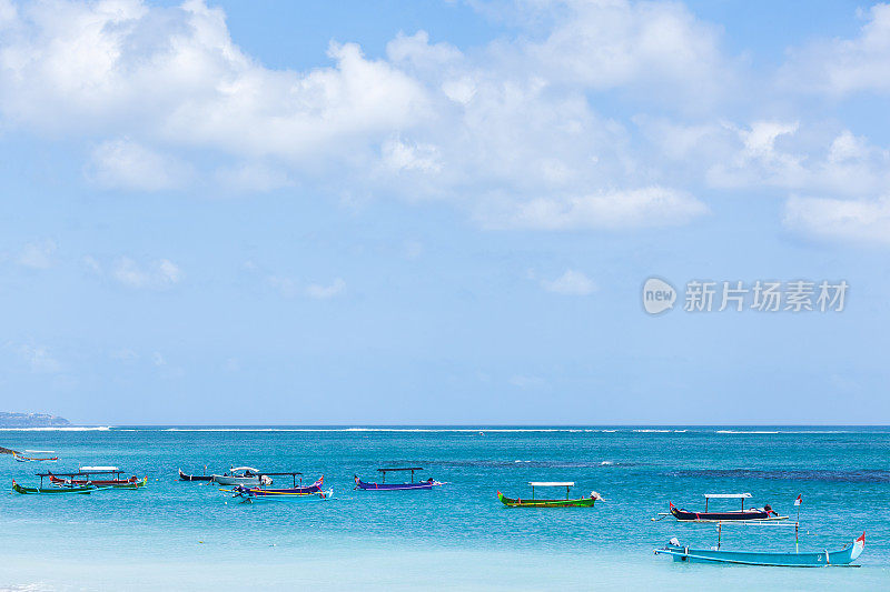 漂浮在海上的小船