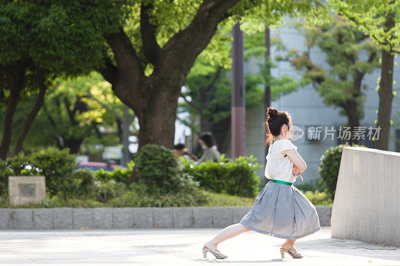 一个日本女人在公园里