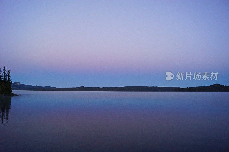 沃尔多湖平静的黎明