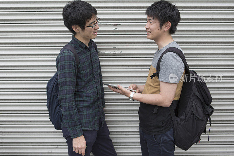 日本学生朋友在日本京都一起聊天