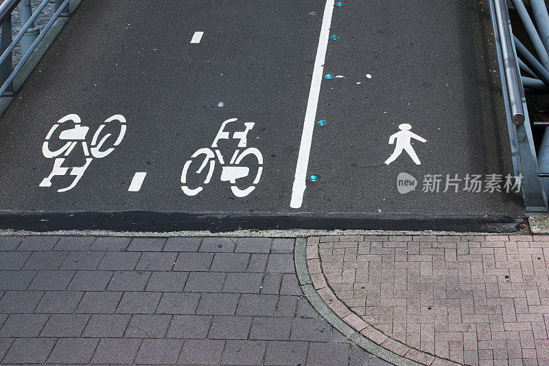 在城市里骑自行车的通勤者