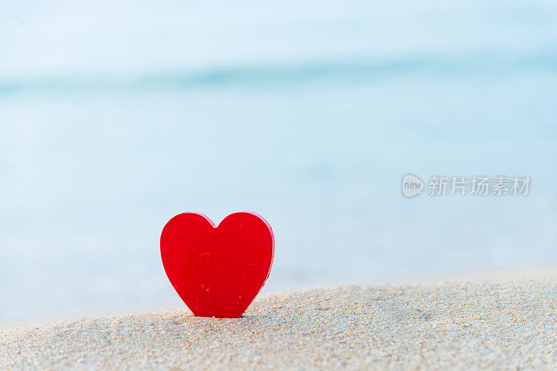红色的心形在海滩上