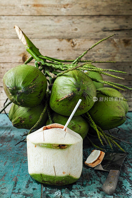 新鲜年轻的椰子充满了超自然的天然健康饮料，椰子汁。