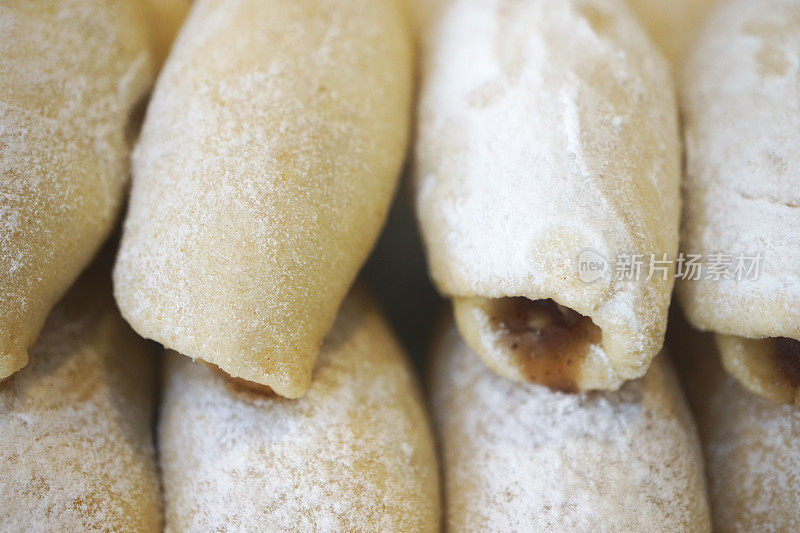 用新鲜的苹果和生面团做馅饼