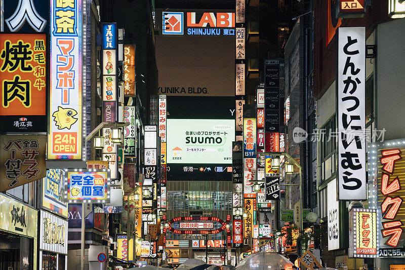 东京新宿区夜晚，日本