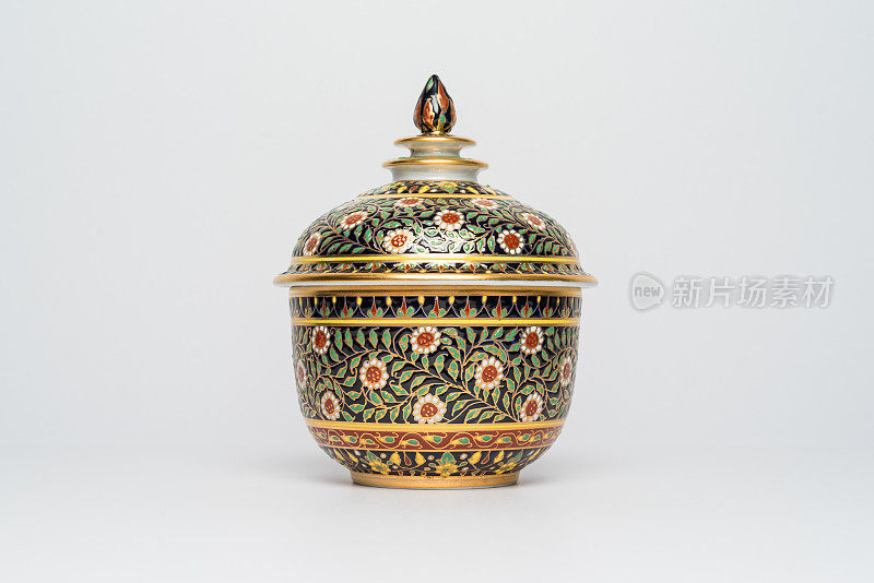 中国传统陶瓷陶器以花卉点缀，孤立背景正面观