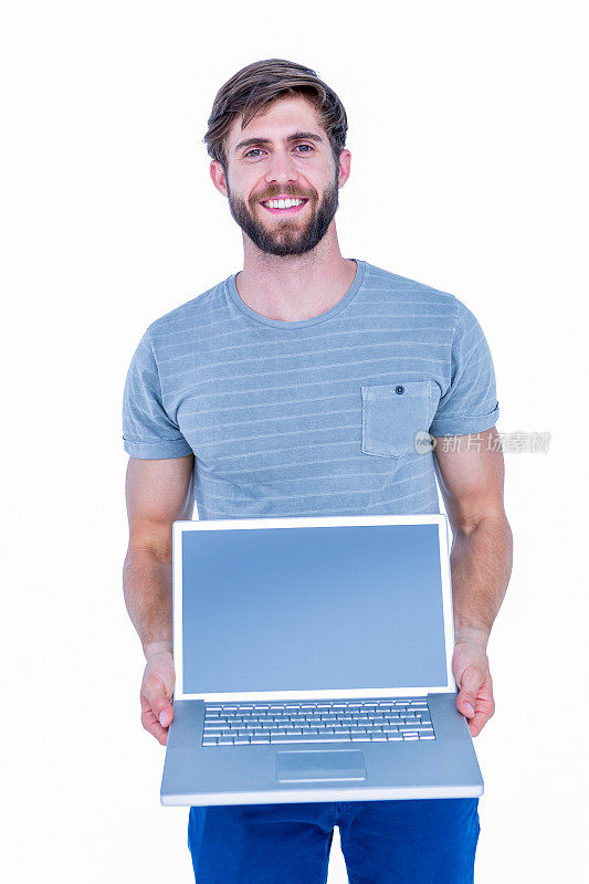 快乐英俊的男人拿着笔记本电脑
