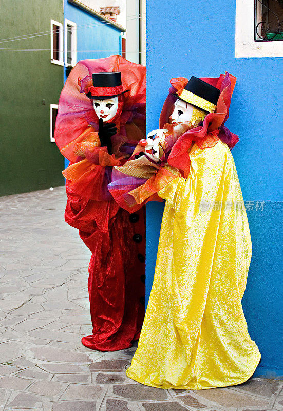 两个戴面具的小丑在表演